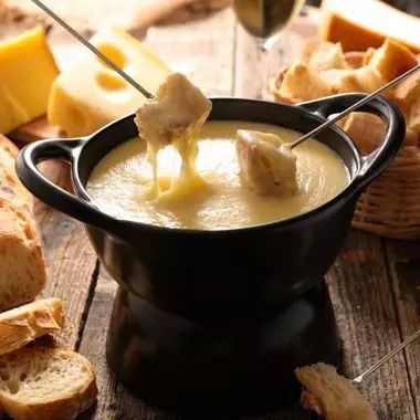 Fondue Savoyarde pour 4 personnes de Tout Un Plateau à Bourges - Ma Ville  Mon Shopping